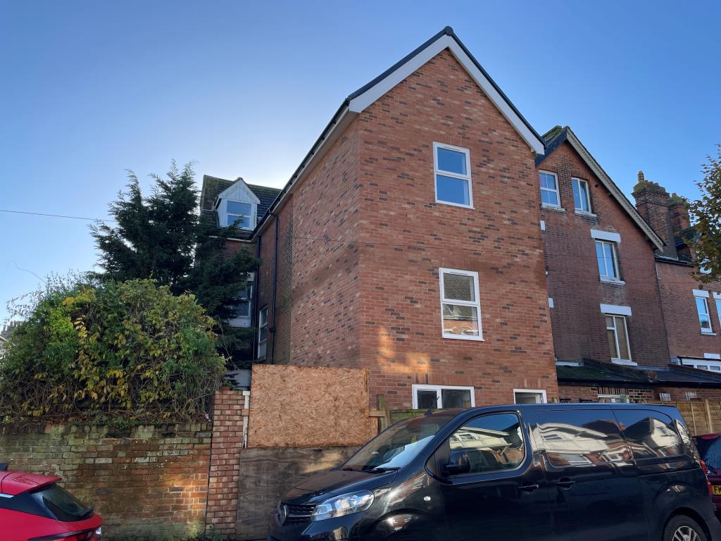 Lot: 125 - RECENTLY EXTENDED PROPERTY ARRANGED AS FIVE WELL PRESENTED FLATS - Rear of three storey end-terrace house